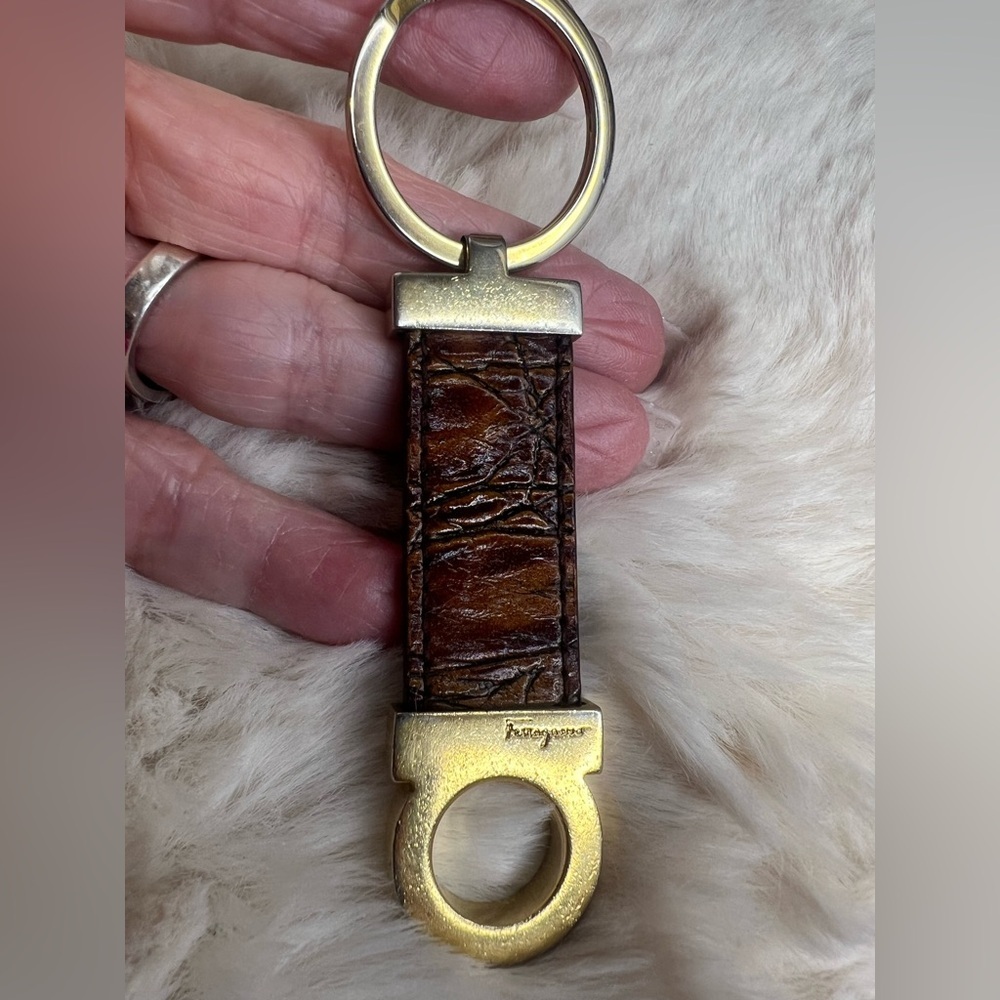 SALVATORE FERRAGAMO BROWN AND GOLD KEY RING HOLDER